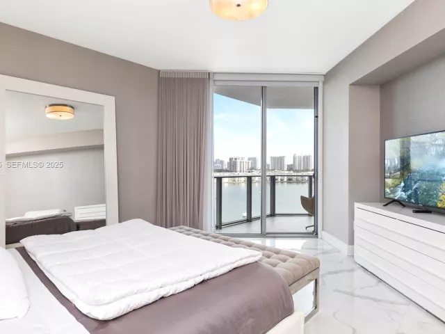 3-bedroom condo for sale in North Miami Beach - 17301 Biscayne Blvd 908 - MondialRealty
