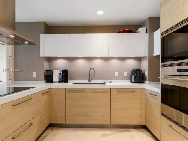 3-bedroom condo for sale in North Miami Beach - 17301 Biscayne Blvd 908 - MondialRealty