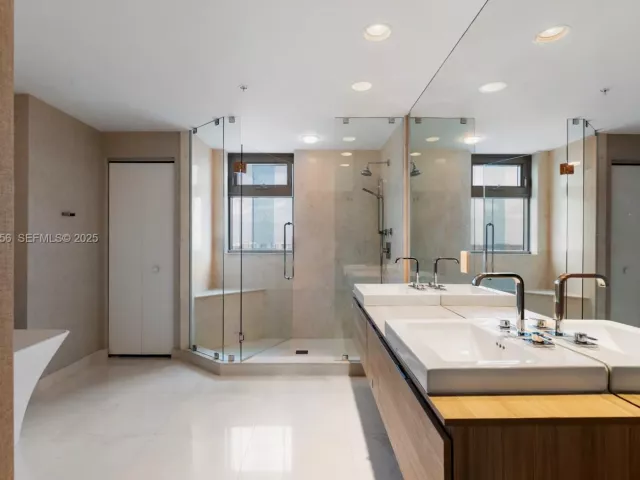 3-bedroom condo for sale in North Miami Beach - 17301 Biscayne Blvd 908 - MondialRealty