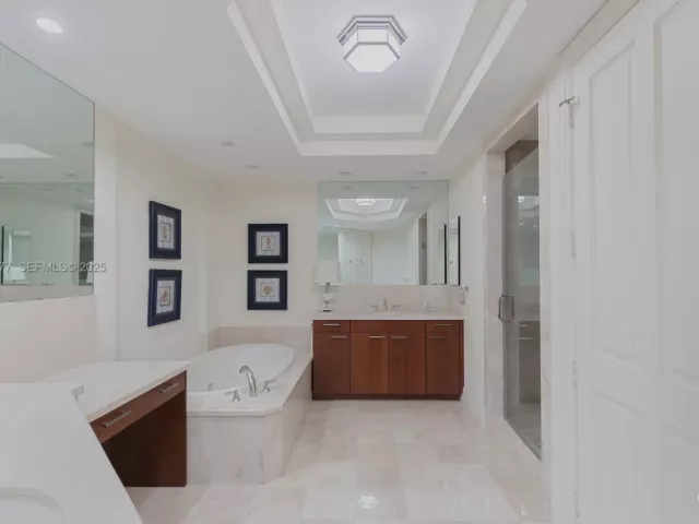3-bedroom condo for rent in Bal Harbour - 10295 Collins Ave 803 - MondialRealty