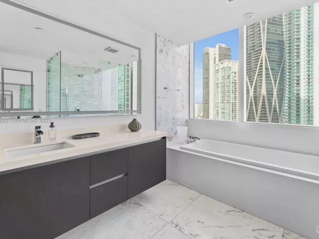 3-bedroom condo for sale in Miami - 851 NE 1st Avenue 2601 - MondialRealty