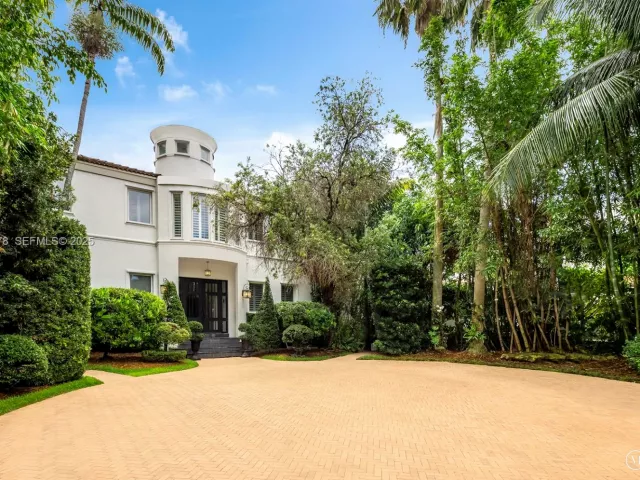 6-bedroom home for rent in Miami Beach - 315 E San Marino Dr - MondialRealty