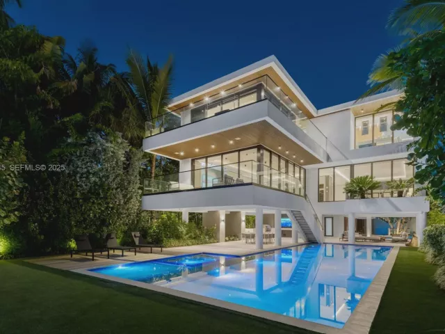 6-bedroom home for rent in Miami Beach - 40 W Rivo Alto Dr - MondialRealty