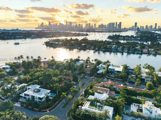6-bedroom home for rent in Miami Beach - 40 W Rivo Alto Dr - MondialRealty