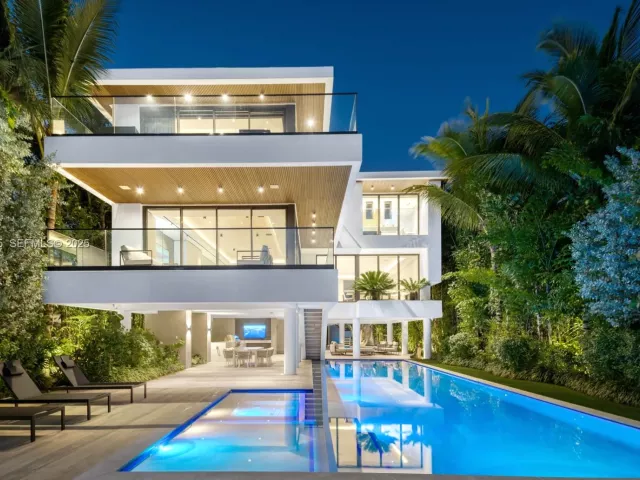 6-bedroom home for rent in Miami Beach - 40 W Rivo Alto Dr - MondialRealty