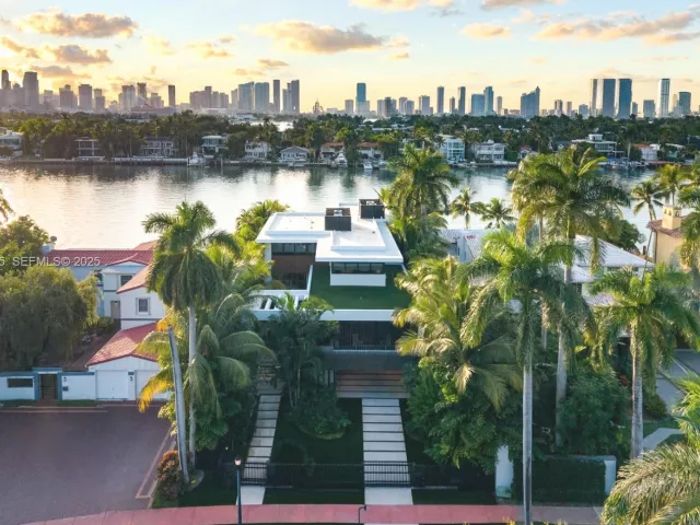 6-bedroom home for rent in Miami Beach - 40 W Rivo Alto Dr - MondialRealty