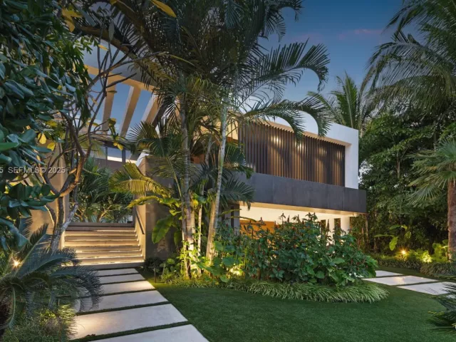 6-bedroom home for rent in Miami Beach - 40 W Rivo Alto Dr - MondialRealty