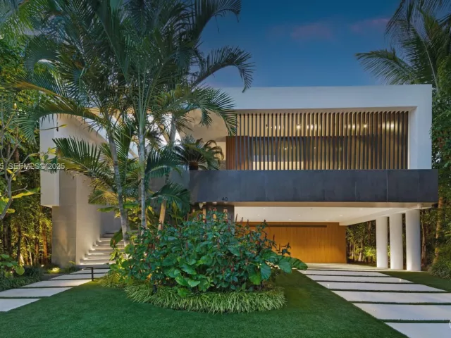 6-bedroom home for rent in Miami Beach - 40 W Rivo Alto Dr - MondialRealty