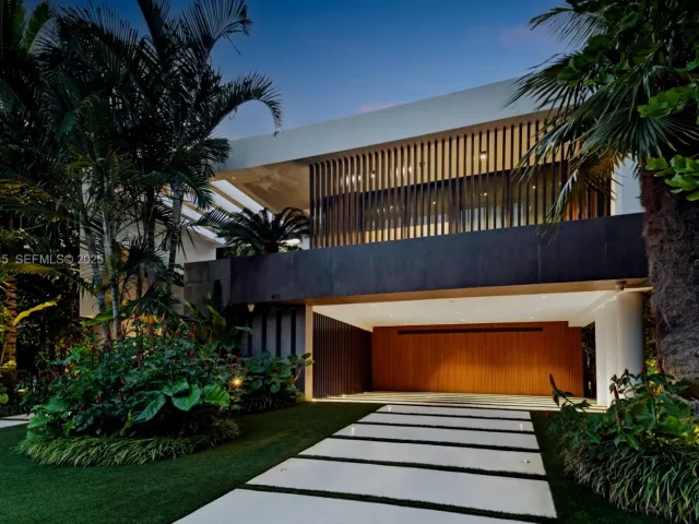 6-bedroom home for rent in Miami Beach - 40 W Rivo Alto Dr - MondialRealty