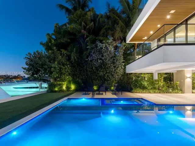 6-bedroom home for rent in Miami Beach - 40 W Rivo Alto Dr - MondialRealty