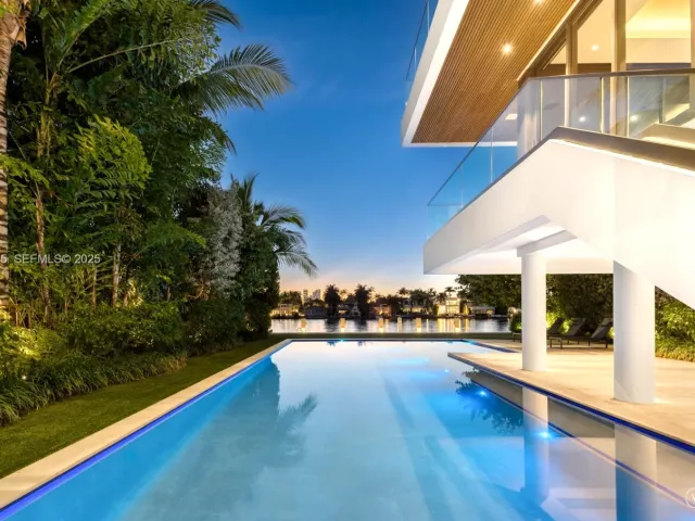 6-bedroom home for rent in Miami Beach - 40 W Rivo Alto Dr - MondialRealty