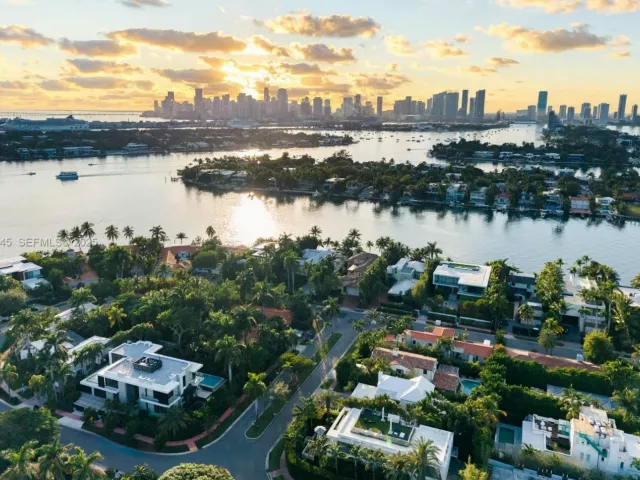 6-bedroom home for rent in Miami Beach - 40 W Rivo Alto Dr - MondialRealty