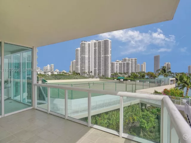 3-bedroom condo for sale in Aventura - 3370 Hidden Bay Dr 508 - MondialRealty