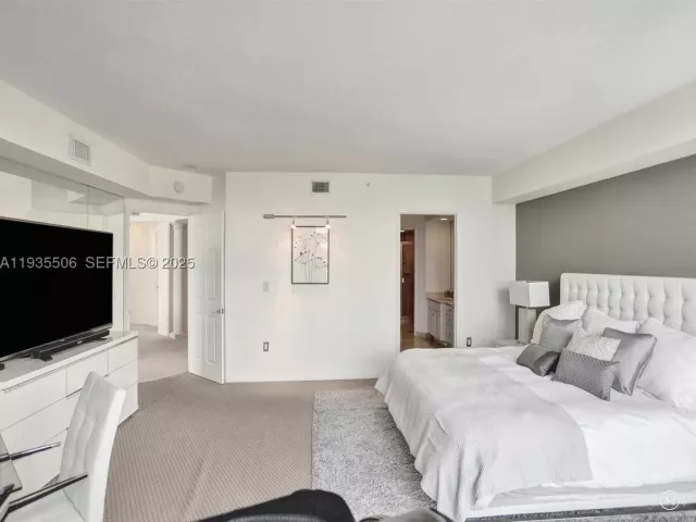 3-bedroom condo for sale in Aventura - 3370 Hidden Bay Dr 508 - MondialRealty