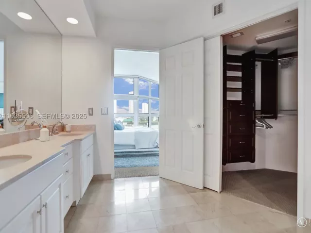 3-bedroom condo for sale in Aventura - 3370 Hidden Bay Dr 508 - MondialRealty