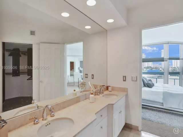 3-bedroom condo for sale in Aventura - 3370 Hidden Bay Dr 508 - MondialRealty