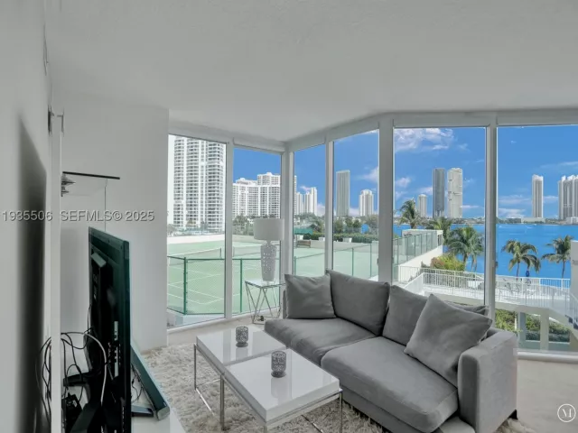 3-bedroom condo for sale in Aventura - 3370 Hidden Bay Dr 508 - MondialRealty