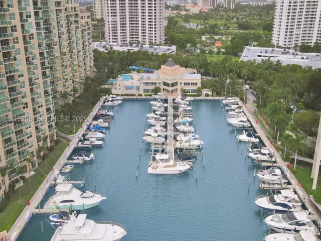 3-bedroom condo for sale in Aventura - 3370 Hidden Bay Dr 508 - MondialRealty