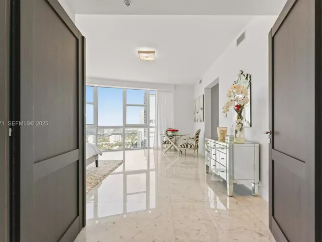 3-bedroom condo for rent in Sunny Isles Beach - 18201 Collins Ave 5001 - MondialRealty