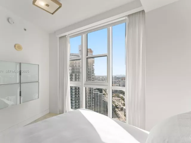 3-bedroom condo for rent in Sunny Isles Beach - 18201 Collins Ave 5001 - MondialRealty