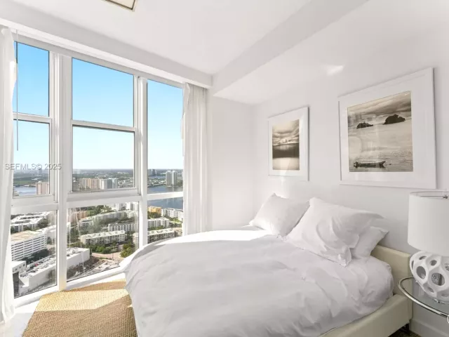 3-bedroom condo for rent in Sunny Isles Beach - 18201 Collins Ave 5001 - MondialRealty