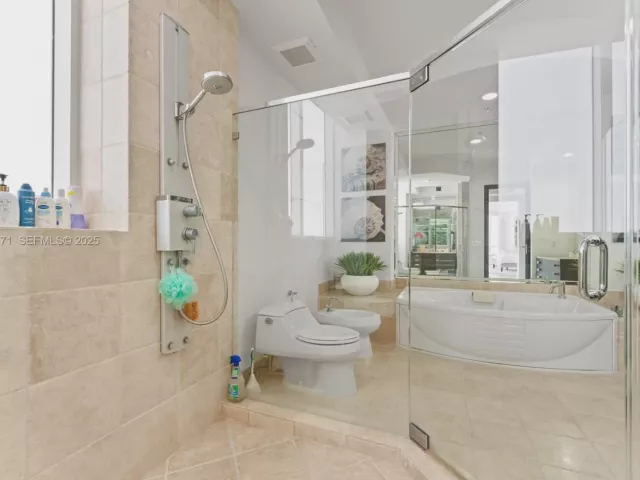 3-bedroom condo for rent in Sunny Isles Beach - 18201 Collins Ave 5001 - MondialRealty