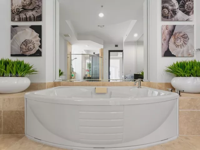 3-bedroom condo for rent in Sunny Isles Beach - 18201 Collins Ave 5001 - MondialRealty