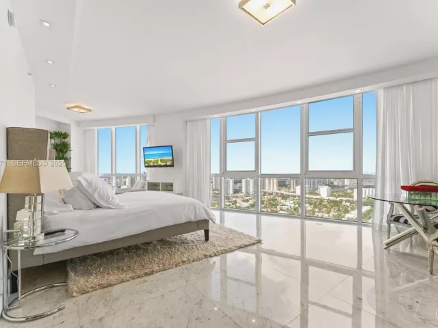 3-bedroom condo for rent in Sunny Isles Beach - 18201 Collins Ave 5001 - MondialRealty