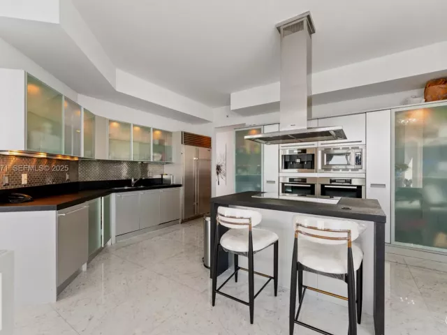 3-bedroom condo for rent in Sunny Isles Beach - 18201 Collins Ave 5001 - MondialRealty