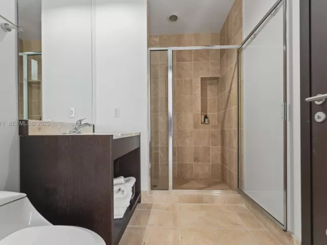 3-bedroom condo for rent in Sunny Isles Beach - 18201 Collins Ave 5001 - MondialRealty