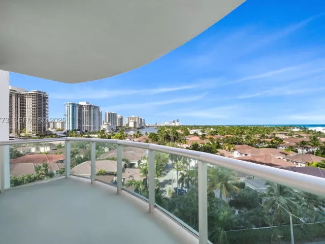 3-bedroom condo for sale in Sunny Isles Beach - 19380 Collins Ave 826 - MondialRealty