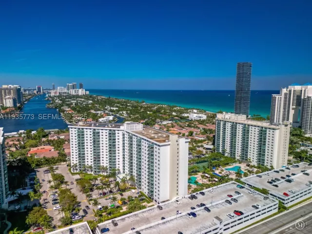 3-bedroom condo for sale in Sunny Isles Beach - 19380 Collins Ave 826 - MondialRealty