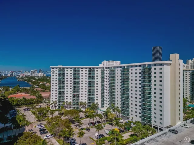 3-bedroom condo for sale in Sunny Isles Beach - 19380 Collins Ave 826 - MondialRealty