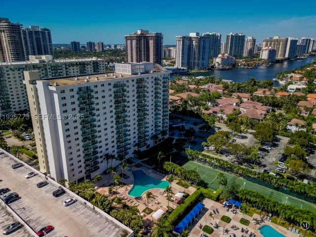 3-bedroom condo for sale in Sunny Isles Beach - 19380 Collins Ave 826 - MondialRealty