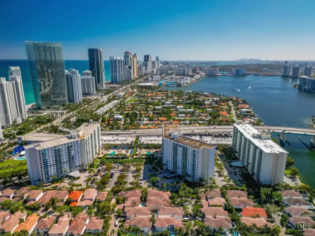 3-bedroom condo for sale in Sunny Isles Beach - 19380 Collins Ave 826 - MondialRealty