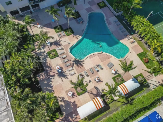 3-bedroom condo for sale in Sunny Isles Beach - 19380 Collins Ave 826 - MondialRealty