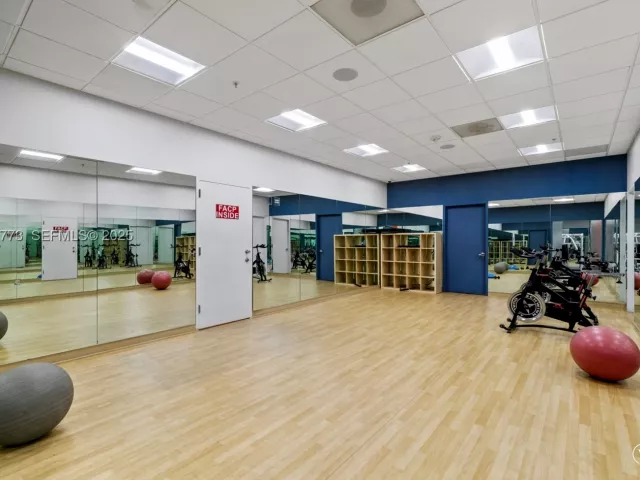 3-bedroom condo for sale in Sunny Isles Beach - 19380 Collins Ave 826 - MondialRealty