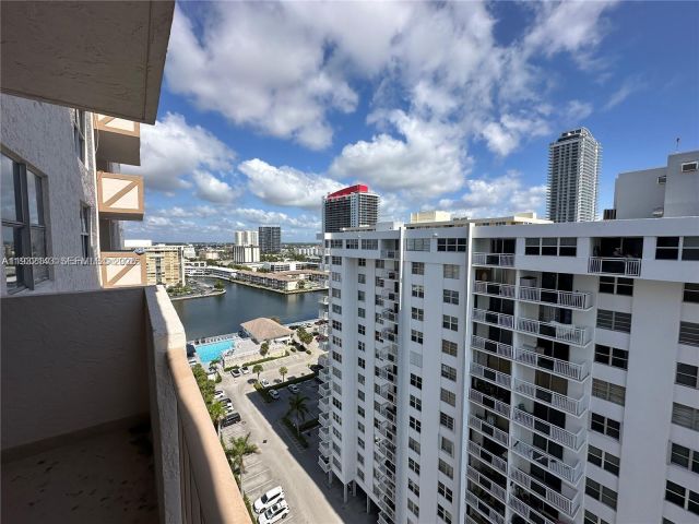 1-bedroom condo for sale in Hallandale Beach - 1865 S Ocean Dr 7B - MondialRealty