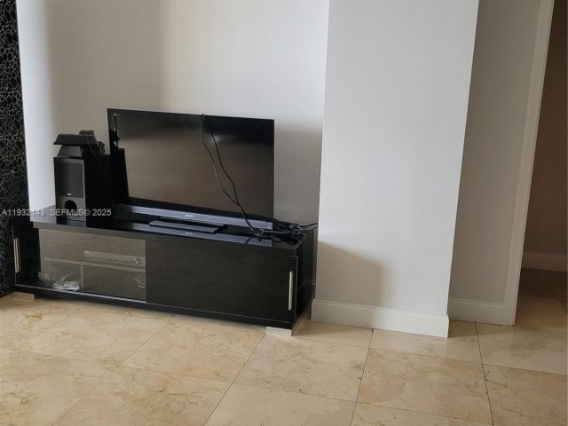 1-bedroom condo for sale in Hallandale Beach - 1865 S Ocean Dr 7B - MondialRealty