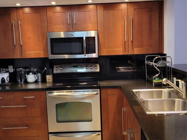 1-bedroom condo for sale in Hallandale Beach - 1865 S Ocean Dr 7B - MondialRealty