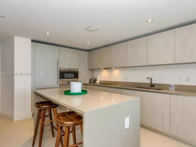 1-bedroom condo for sale in Hollywood - 4111 S Ocean Dr 1912 - MondialRealty