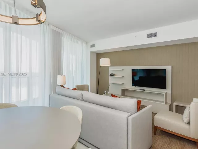 1-bedroom condo for sale in Hollywood - 4111 S Ocean Dr 1912 - MondialRealty