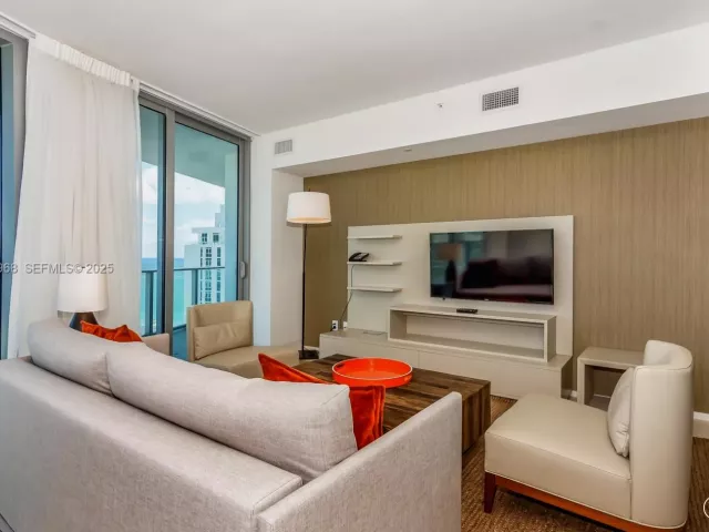 1-bedroom condo for sale in Hollywood - 4111 S Ocean Dr 1912 - MondialRealty