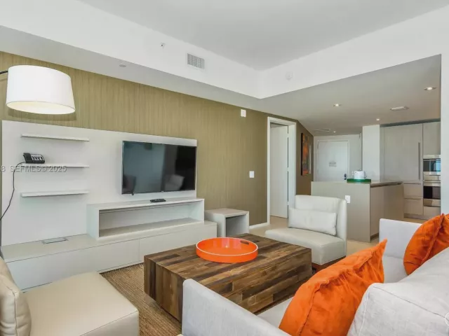 1-bedroom condo for sale in Hollywood - 4111 S Ocean Dr 1912 - MondialRealty