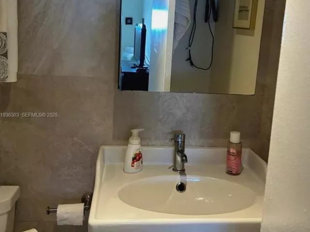 1-bedroom condo for rent in Hollywood - 3801 S Ocean Dr PH16L - MondialRealty