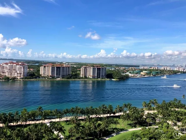 2-bedroom condo for sale in Miami Beach - 400 S Pointe Dr 2105 - MondialRealty