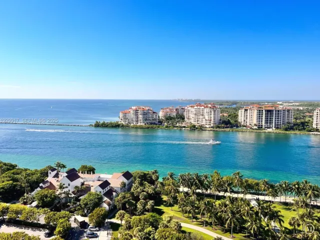 2-bedroom condo for sale in Miami Beach - 400 S Pointe Dr 2105 - MondialRealty