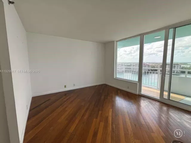 2-bedroom condo for sale in Miami Beach - 400 S Pointe Dr 2105 - MondialRealty