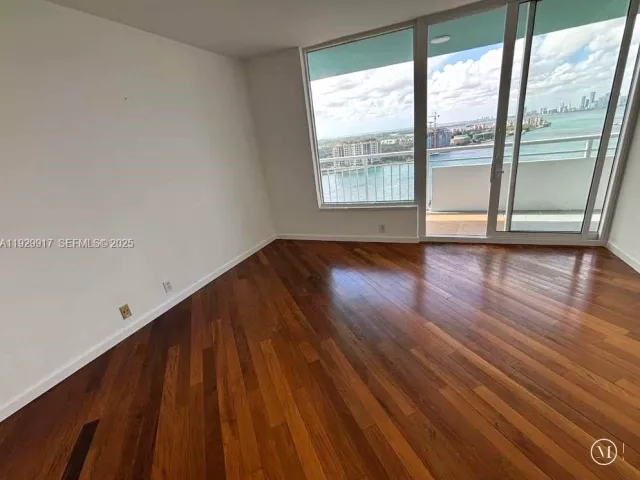 2-bedroom condo for sale in Miami Beach - 400 S Pointe Dr 2105 - MondialRealty
