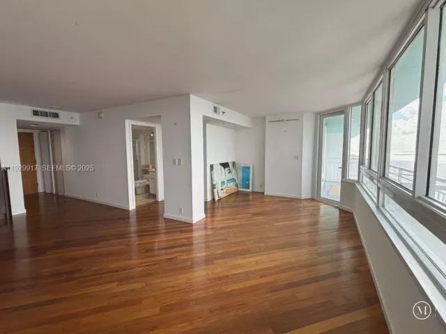 2-bedroom condo for sale in Miami Beach - 400 S Pointe Dr 2105 - MondialRealty